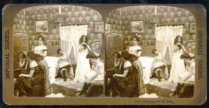 „Dressing for the Ball”, 1900 körül (szépia fotó) (lásd még: 473245) alkotó: Vermont, USA H.C. White Company