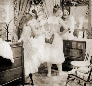 "Reducing the Surplus" sztereoszkópikus kártya, amely egy fiatal nőt ábrázol, akit fűzőbe fűznek, 1900 körül (szépia fotó) (lásd még: 473247) alkotó: Vermont, USA H.C. White Company