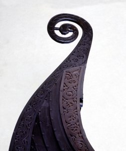 Egy temetkezési drakkar (vikinghajó) orrfigurája Osebergből, a 9. századból. Oslói Bygdoy Múzeum.