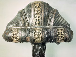 Részlet a kard markolatáról, pecsétes díszítéssel (réz és vas) alkotó: Viking