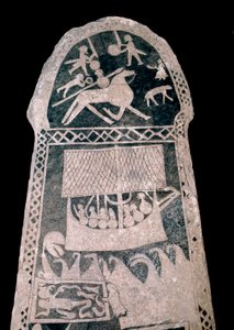 Viking: Gotland (Svédország) rovásírásos köve, amely egy viking vitorlás drakkart ábrázol, 8. század - Musee regional de Visby, Svédország - Viking hosszúhajót ábrázoló rúnakő, 8. század - Visby regionális múzeuma, Svédország