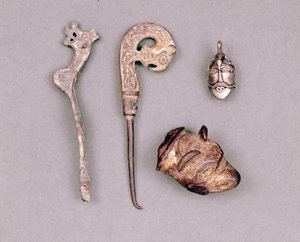 Különféle készülékek és viking ékszerek, a jobb felső sarokban, Odin istenség ábrázolása. Stockholm, Historiska Museet