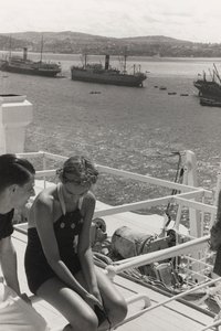 Egy pár az "Oceania" tengerjáró hajó fedélzetén, az "At the Edge of Oceania 28th July to 10th August 1935" albumból. alkotó: Vincenzo Balocchi