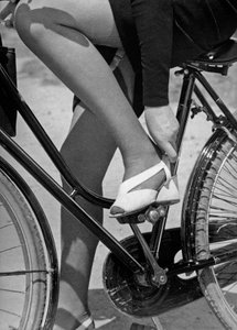 Kerékpáron, 1960 körüli (fekete-fehér fotó)