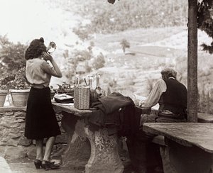 Emberek piknikezés közben, 1955-60 körül (fekete-fehér fotó) alkotó: Vincenzo Balocchi