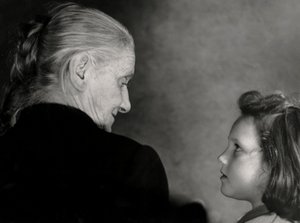 A nagymama tekintete (fekete-fehér fotó)