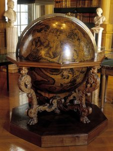 Coronelli égi gömbje Gatellier meridiánjáig. Ezt a földgömböt Vincenzo Coronelli (1650-1718) ferences szerzetes készítette. Institut de France Paris.