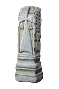 Oltárkő, amely a krizma, az alfa és az omega keresztény szimbólumait ábrázolja, 7. század (kő)