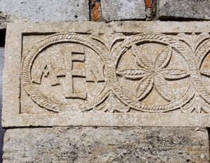 Részlet a Santa Maria de Lara-templom nyugati homlokzatáról, Quintanilla de las Vinas, Spanyolország, Kr.u. 7. század (kődombormű)