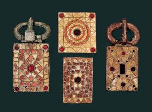 Fém fülbevaló arannyal és gránáttal díszítve, 7. század (arany és gránát) alkotó: Visigothic
