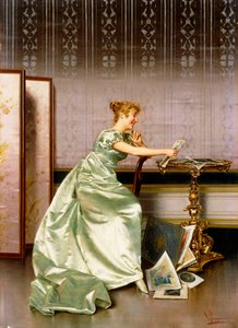 Elegáns hölgy, aki megcsodálja a nyomatportfóliót alkotó: Vittorio Reggianini