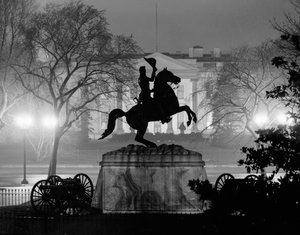 Andrew Jackson emlékmű a Lafayette téren, mögötte a Fehér Ház, Washington By Night
