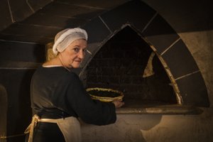 Történelmi reinacting: A szobalány süteményt rak a kastély konyhájának kemencébe alkotó: John Ward Dunsmore