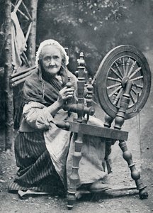 Egy idős ír nő a forgó kerekénél, 1912