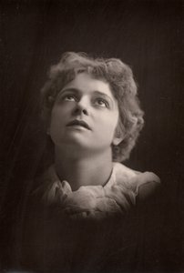 ""Olga Brandon (sz. 1865) ausztrál származású színésznő. (fabury típusú)