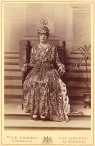 [Sarah Bernhardt mint Theodora császárné Sardou "Theodora" című filmjében]