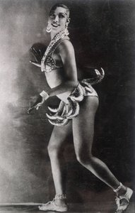 Josephine Baker egy banánövvel öltözött. Lucien Walery (1863-1935) fényképe.