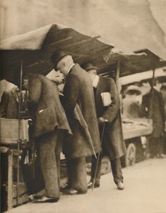 A Farringdon Road Market egyik könyvesstandjánál, 1935.
