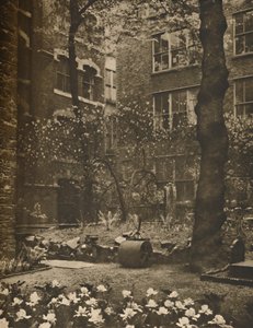 A mindenszentek festésének üres templomkertje, 1935.