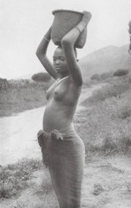 Vízhordó Kelet-Afrika északi részén (fekete-fehér fotó) alkotó: Walter Mittelholzer