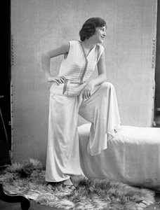 Anita Pittoni által készített ruhát viselő modell, 1940 körül (fekete-fehér fotó)