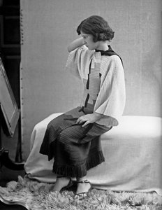 Anita Pittoni által készített ruhát viselő modell, 1940 körül (fekete-fehér fotó)