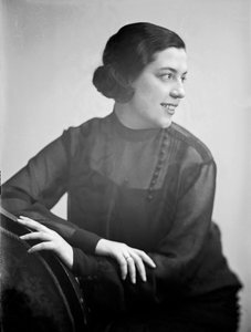 Anita Pittoni portréja, 1933 körül (fekete-fehér fotó)