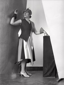 Anita Pittoni portréja Marcello Clarion festőművész által tervezett ruhában, 1930 körül (fekete-fehér fotó) alkotó: Wanda Wulz