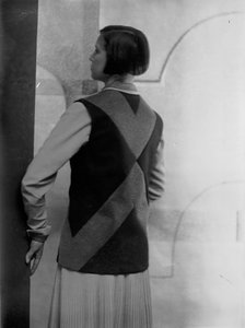 Marion Wulz portréja Anita Pittoni által tervezett ruhában, 1940 körül (fekete-fehér fotó)