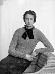 Marion Wulz portréja Anita Pittoni által tervezett ruhában, 1940 körül (fekete-fehér fotó)