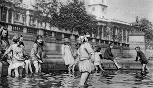 Gyerekek eveznek a londoni Trafalgar Square szökőkútjaiban, 1926-1927