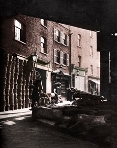 Gyümölcskosarak a házakra halmozva a londoni Borough Marketen, 1926-1927