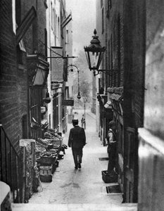 George Court egy sikátor, amely az Adelphi Színházhoz vezet a londoni Strandtől, 1926-1927.