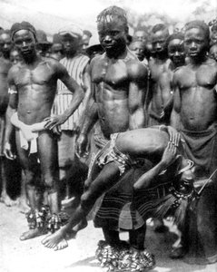 Egy yafouba törzsbeli ember zsonglőrködik egy lánnyal, Elefántcsontpart, Nyugat-Afrika, 1936.