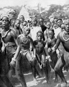 Lánynak öltözött fiú táncosok, a Yafouba törzs, Nyugat-Afrika, 1936.
