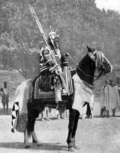 Királyi testőr ősi páncélban, Nigéria északi része, 1936.