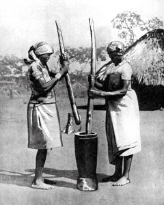 Két Mashona törzsasszony kukoricát és kölest ütöget, Zimbabwe, Afrika, 1936.
