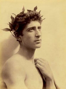 Tanulmány egy koszorút viselő fiúról, Szicília, C.1898 (szépia fotó) alkotó: Baron Wilhelm von Gloeden