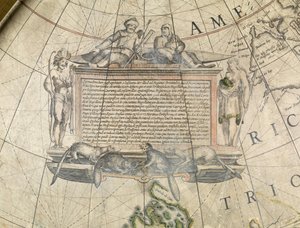 Földi földgömb, Cartouche részlete, 1650 körül (papírmasé, gipsz, rézkarc, tinta, lakk, sárgaréz, fa, papír) alkotó: Willem Blaeu