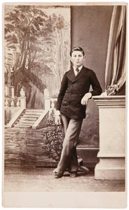 Fiatal férfi műtermi portréja lépcső és kert festett háttere előtt alkotó: William Bentley