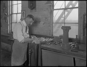 Kézműves dolgozik a koporsódíszeken, Oneida, New York, 1916. április 3. alkotó: William Davis Hassler