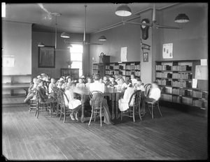 A gyerekek egy nőt hallgatnak a Queens Borough Public Library egy azonosítatlan fiókjának olvasótermében, 1910 körül (f/w fotó) alkotó: William Davis Hassler