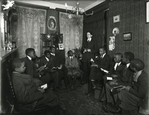 Evangélista Bizottság órája Mrs. Bosticknál, 72 West 99th Street, Rockwood úr fiatal afroamerikai férfiak és fiúk csoportját tanítja. 1916. március 31. alkotó: William Davis Hassler
