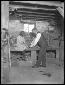 Frank P. Hassler és Mary Hassler az alagsorban, Glen Ellyn, 1912 körül alkotó: William Davis Hassler