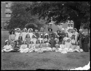 A bronxi Kingsbridge-i Római Katolikus Árva Menhelyből származó gyerekek csoportos portréja díszes ruhában egy Mother Goose partira, 1910 körül