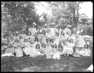 Csoportos portré azonosítatlan kislányokról, valószínűleg a római katolikus árva menhelyről, Kingsbridge, Bronx, 1910 körül