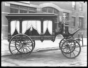 F.S. lóvontatású halottaskocsi York, parkoló a W. 145th Street (vagy E. 145th Street), New York City, 1914. december 1.