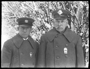 Larry Casey és John Connolly téli egyenruhájukban pózolt a hóban, Isham Park, Inwood, New York City, 1915. március 7.