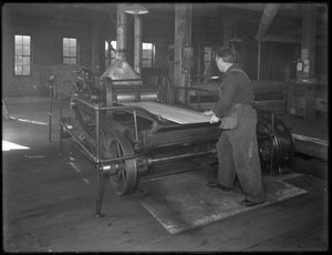 Futó fűrészáru, amelyet koporsógyártásra szántak kettős felületű gyaluval, Oneida, New York, 1916. április 3. alkotó: William Davis Hassler