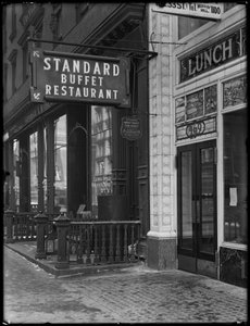 A Standard Buffet Restaurant táblája, a Fourth Avenue, E. 31st és 32nd Streets között, New York City, 1917. február 6. alkotó: William Davis Hassler